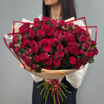 Букет из 25 кустовых пионовидных красных роз 