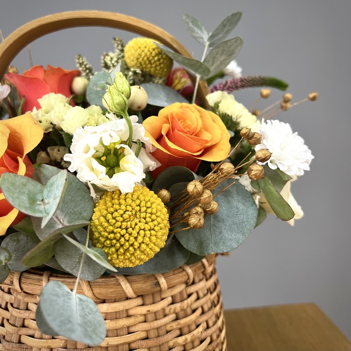 Цветы в корзине Робин