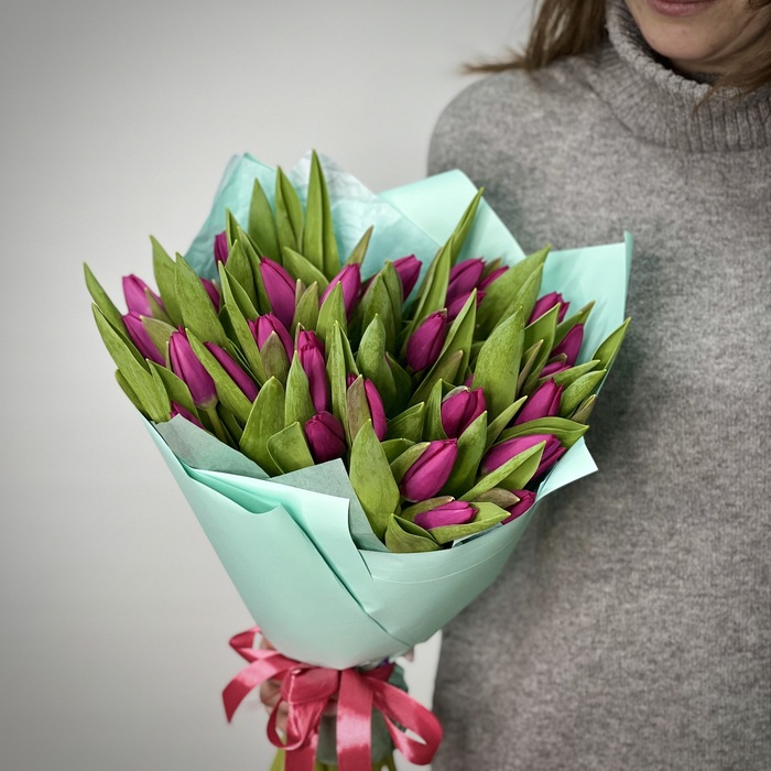 Букет из 31 фиолетовых тюльпанов