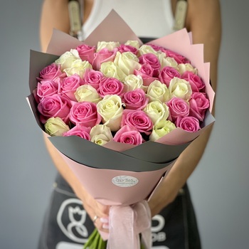 Букет из 51 белой и розовой розы 40 см