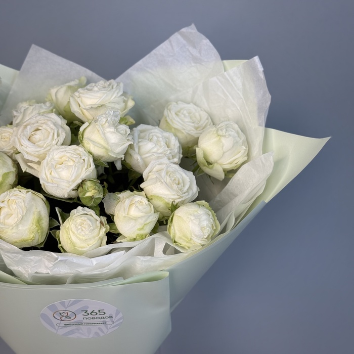 Букет из 9 кустовых пионовидных белых роз