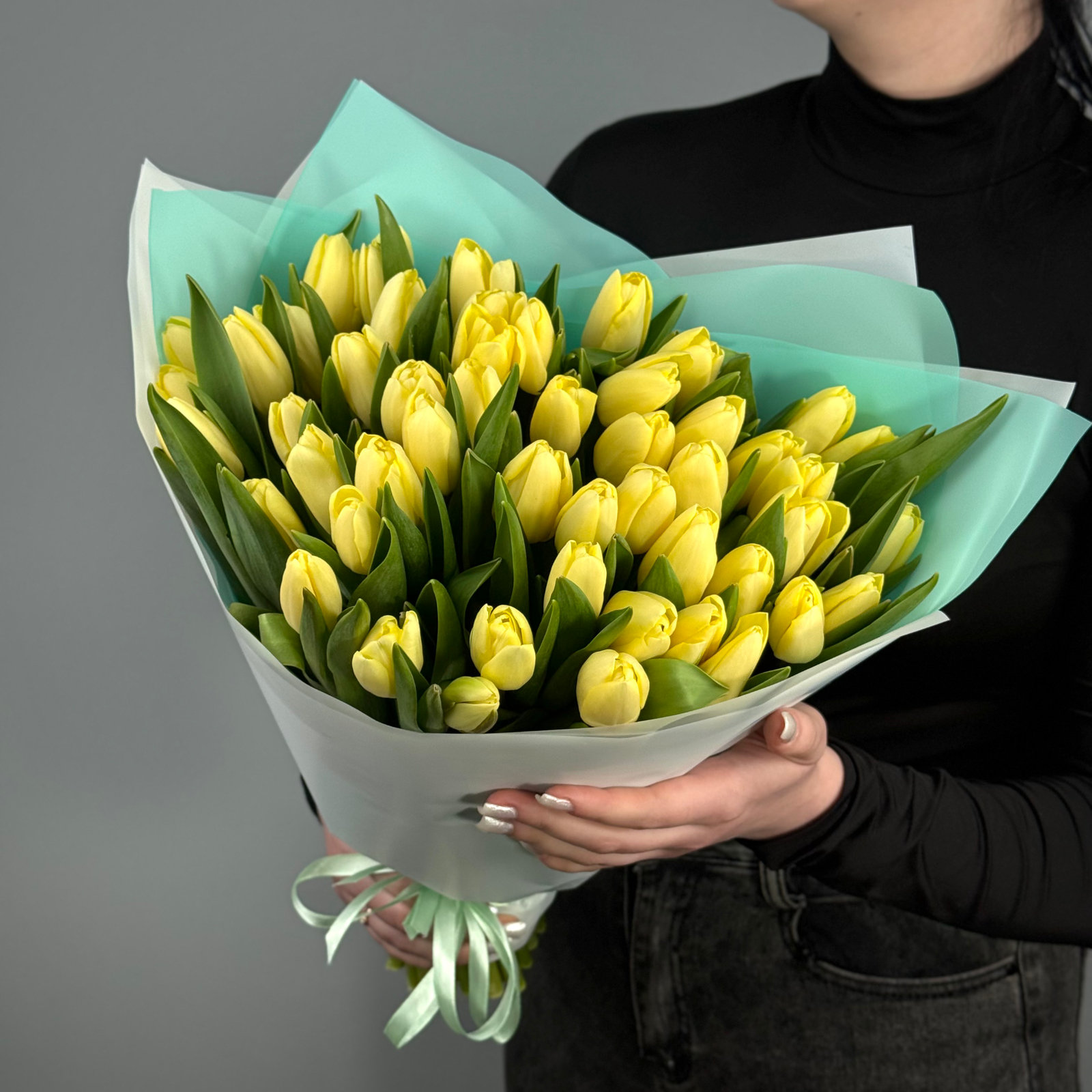 Букет из 51 кремовых тюльпанов