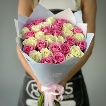 Букет из 31 белой и розовой розы 60 см